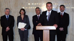 Ο υπουργός Εξωτερικών, Νικολάι Μλάντενοφ, με τους τρεις υφυπουργούς του και τη νέα εκπρόσωπο του υπουργείου, Βέσελα Τσέρνεβα